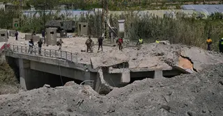 দক্ষিণ লেবাননে ইসরাইলি বিমান হামলায় কাসমিয়েহ সেতু ধ্বংস